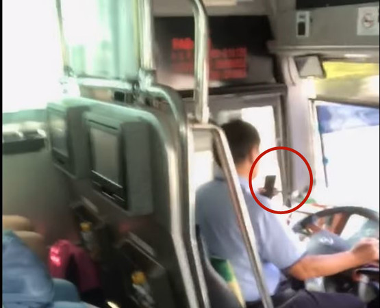 ▲客運司機開車邊看手機　網PO影片怒：阿羅哈3死10傷還要僥倖嗎？。（圖／翻攝爆料公社）
