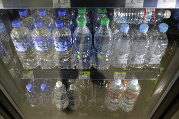 ▲美國舊金山國際機場（SFO）規定將禁止販售塑膠瓶裝水。（圖／美聯社）