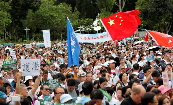 ▲「香港政研會」舉辦的「希望明天」反暴力音樂集會。（圖／路透社）