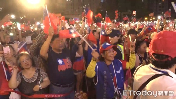 ▲▼韓國瑜國民黨提名後首場造勢_唱歌。（圖／ETtoday攝影中心攝）