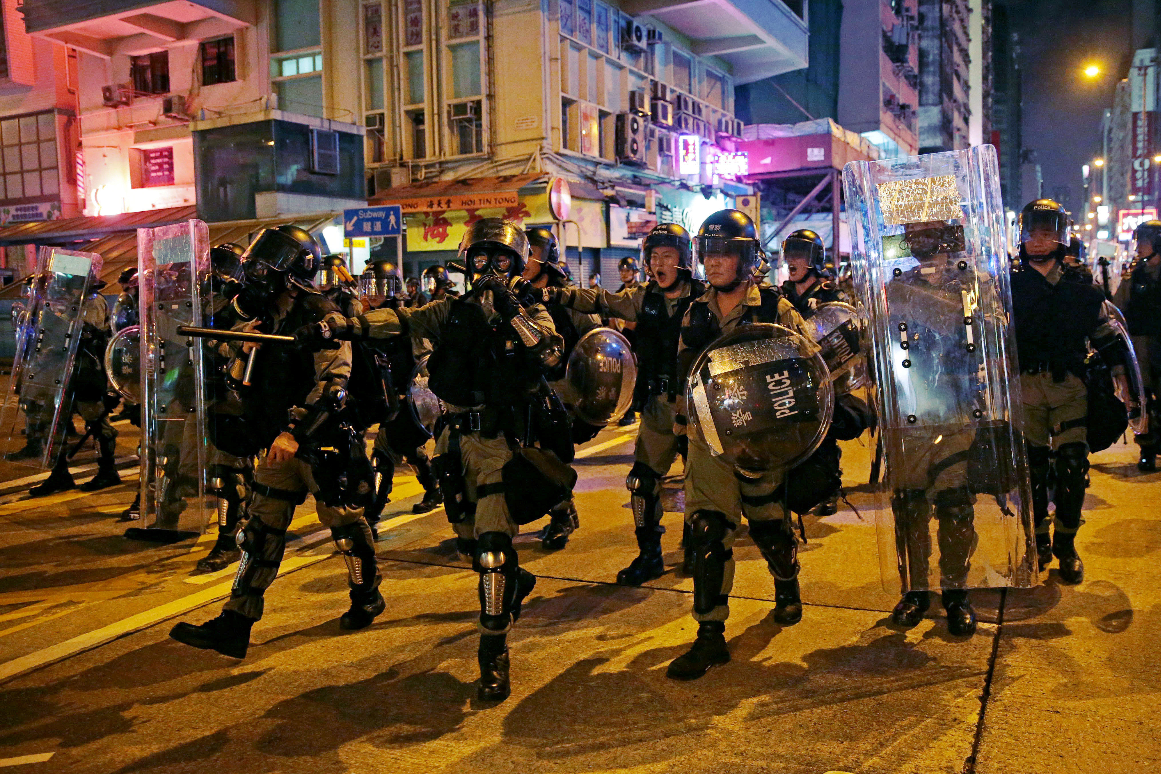 ▲▼2019/08/03，香港旺角再遊行示威，鎮暴警抵達現場舉黑旗準備清場。（圖／路透） 