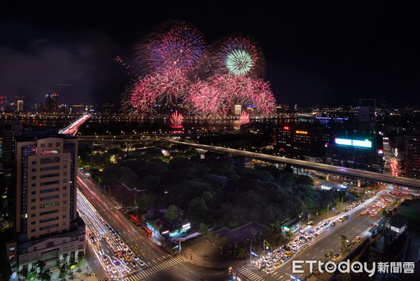 ▲▼大稻埕煙火（台北北門citizenM酒店）。（圖／記者張一中攝）