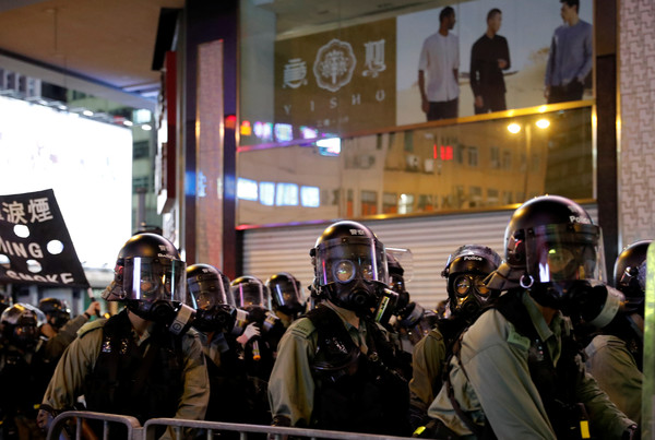 ▲▼2019/08/03，香港旺角再遊行示威，鎮暴警抵達現場舉黑旗準備清場。（圖／路透）