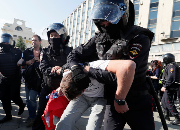 ▲▼2019/08/03莫斯科示威，多人遭警方逮捕。（圖／路透）