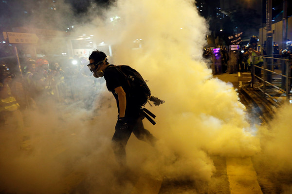 ▲▼香港多地警民衝突,警方釋放催淚彈。（圖／路透社）