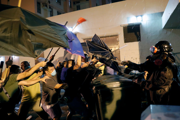 ▲▼香港多地警民衝突,警方釋放催淚彈。（圖／路透社）