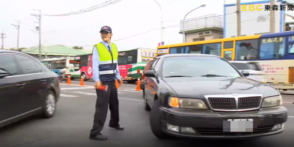 ▲▼保全擋人車…幫住戶開路最高罰6000！社區群組崩潰「一天薪水都不夠扣」。（圖／東森新聞）