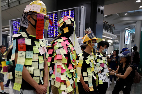 ▲▼反送中示威者聚集香港機場。（圖／路透）