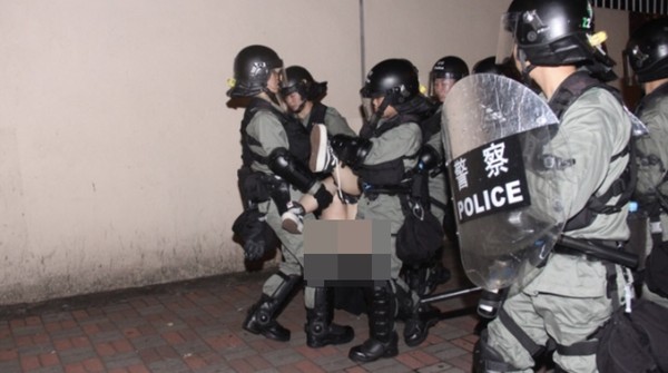 ▲▼香港少女被警方制伏，遭強制露底褲。（圖／翻攝自臉書／香港突發事故報料區）