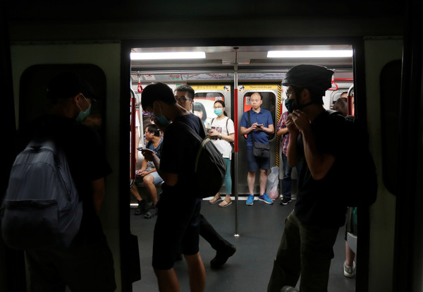 ▲▼香港85罷工，市民阻擋列車車門，地鐵炮台山站關閉。（圖／路透）