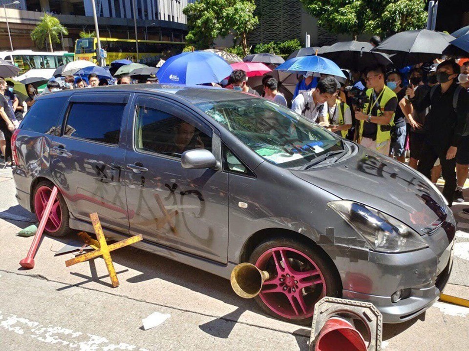 ▲元朗一名司機開車衝撞路障，之後又撞開人群離開。（圖／翻攝自香港突發事故報料區，下同）