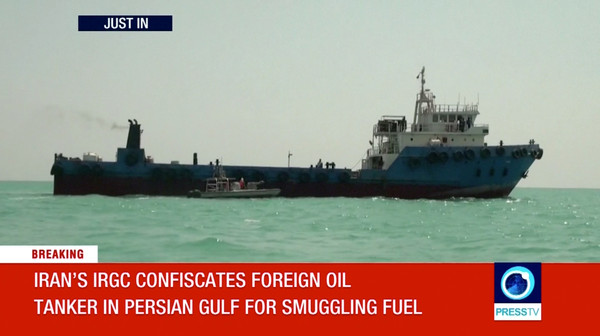 ▲▼伊朗官方媒體釋出的影片表示，該艘油論試圖走私石油到阿拉伯國家。（圖／路透）