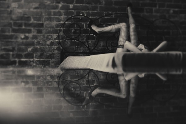 ▲▼女人,床腿,性感,黑色,網襪,勾引。（圖／取自Pixabay）