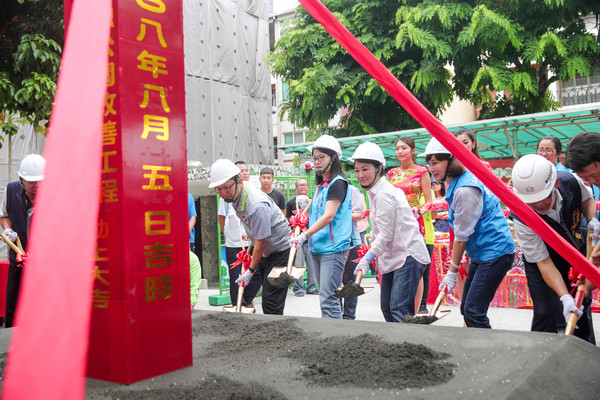 ▲盧秀燕表示，市府致力改善共融公園，讓爺奶兒孫一起玩。（圖／台中市政府提供）