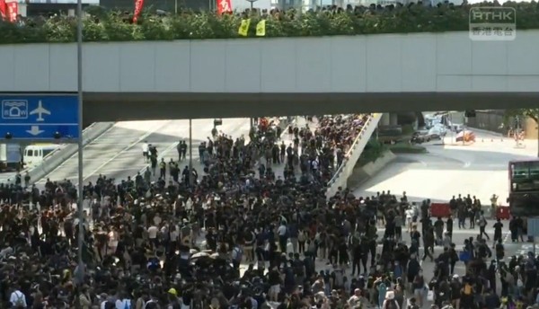 ▲警方與示威者隔著馬路對峙。（圖／翻攝香港電台視像新聞 ）