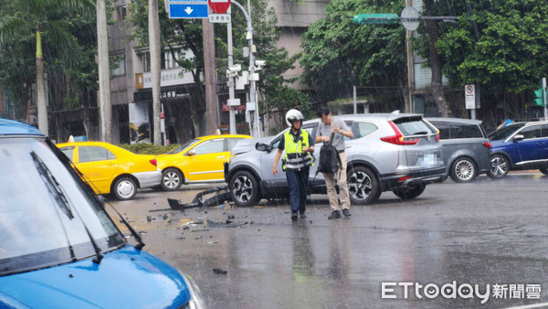 ▲▼台北市金山南路仁愛路口5日下午發生車禍事故             。（圖／記者黃彥傑攝）