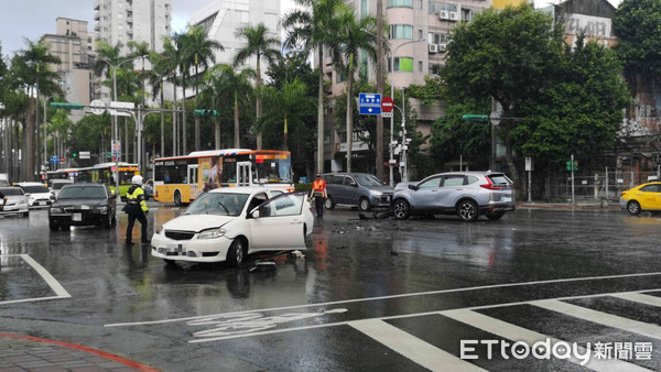 ▲▼台北市金山南路仁愛路口5日下午發生車禍事故             。（圖／記者黃彥傑攝）