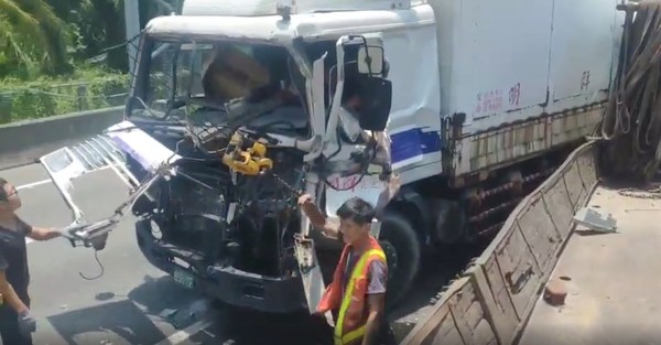 ▲▼大貨車撞到車頭變形。（圖／翻攝自職業聯結車 職業大貨車 大客車 拉拉隊 運輸業 照片影片資訊分享團臉書）