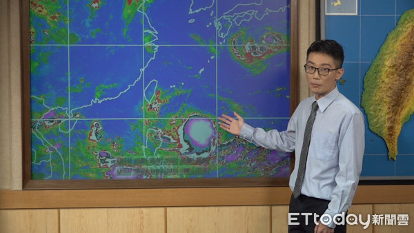 ▲▼氣象局預報員聯訪說颱風動態。（圖／記者莊喬迪攝）
