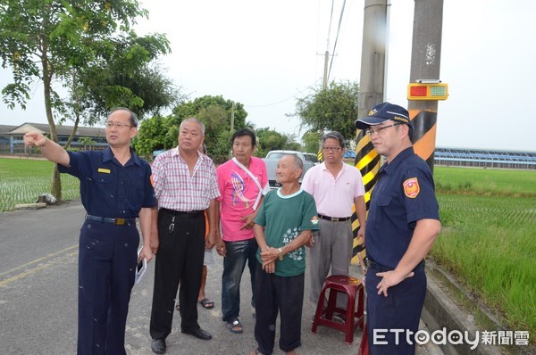 ▲台南市警麻豆分局轄內47間宮廟寺院聯合捐贈520組「路口光明燈」給分局，將設置在易肇事、燈光昏暗及大轉彎路段，夜間透過紅、藍光的太陽能爆閃燈，提醒用路人注意減速慢行。（圖／記者林悅翻攝）