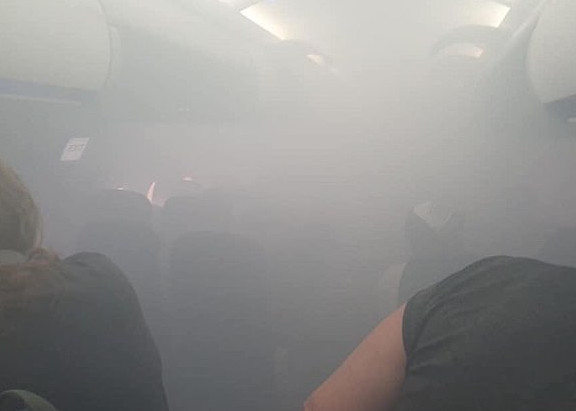 ▲英航班機在西班牙迫降，機艙內全是煙霧。（圖／翻攝自Youtube）