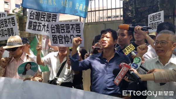 ▲台灣國抗議民眾今天到柯文哲創黨現場外抗議。（圖／記者黃彥傑攝）