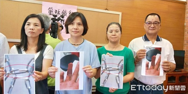 ▲民進黨宜蘭縣議會黨團林麗（左1）等人要求全面檢修不鏽鋼籃網。（圖／記者游芳男攝）