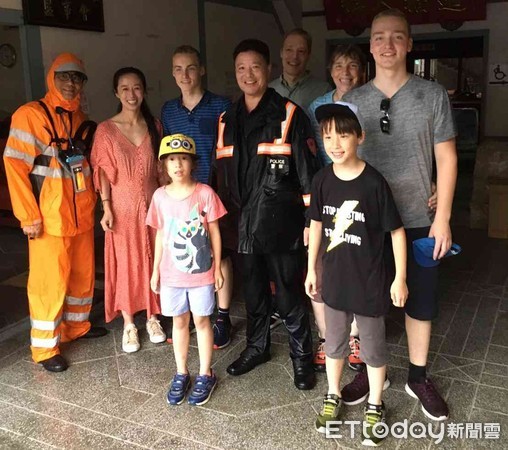 ▲7名德國籍旅客在台南市關子嶺山區迷途，白河分局警方據報協助救援協助脫困。（圖／記者林悅翻攝，下同）