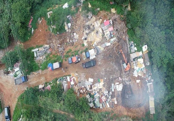 ▲緝毒緝到「滿滿垃圾堆山頭」　超大垃圾山...警察也傻眼。（圖／記者陳凱力翻攝）