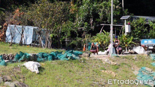 ▲▼     一名工人被石頭砸傷        。（圖／記者黃彥傑攝）