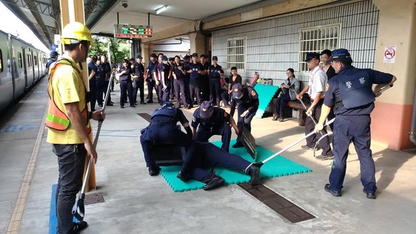 ▲台鐵警察防暴演練出動鋼插、鋼夾。（圖／翻攝自Facebook／fun台鐵）