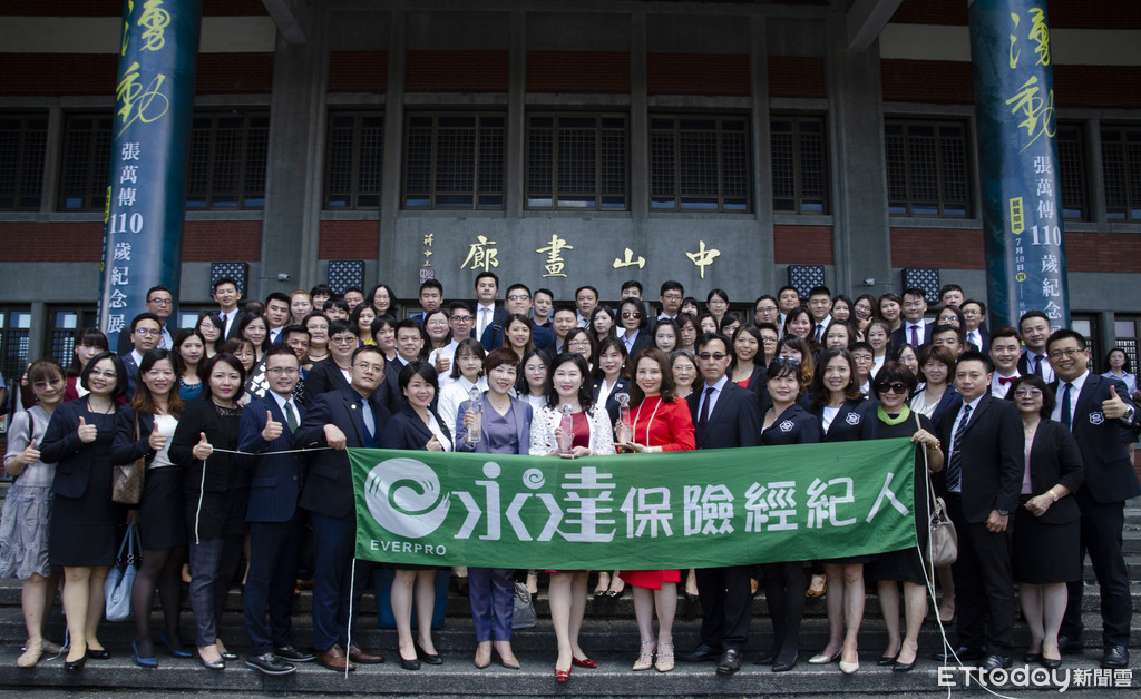 ▲永達保險經紀人業務團隊由業務協理陳翠芳（右六）及業務協理蔡名蔚（右八）率領的中三及中五通訊處分別獲得「最佳通訊處獎」特優及優選；個人類獎項，業務籌備協理張貞芬（右七）榮獲「最佳社會貢獻獎」優選。（圖／永達保經提供）