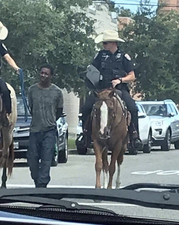 ▲▼德州騎警「牽繩遛嫌犯」挨批種族歧視：現在是2019年！　警方道歉了。（圖／翻攝自推特） 