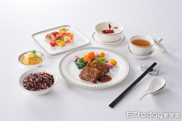 ▲新加坡航空今（7）日宣佈首度攜手台灣美福大飯店，為機上餐飲設計全新菜單藉以搶攻往返台星的高端商務客市場。（圖／新航提供）