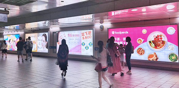 台北車站連續燈箱