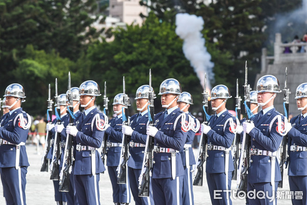 ▲蔡英文主持軍禮歡迎聖文森總理龔薩福。（圖／記者林敬旻攝）