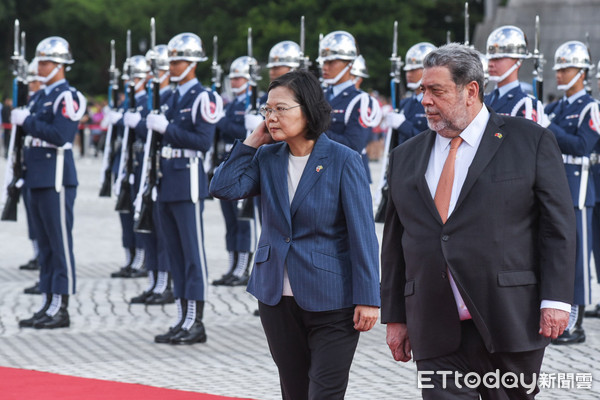 ▲蔡英文主持軍禮歡迎聖文森總理龔薩福。（圖／記者林敬旻攝）