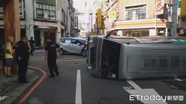 ▲一輛保全公司運鈔車7日下午在桃園區鬧區擦撞翻車，警方協助戒備。（圖／記者沈繼昌翻攝） 