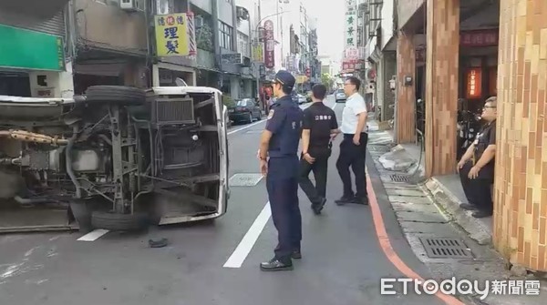 ▲一輛保全公司運鈔車7日下午在桃園區鬧區擦撞翻車，業者出面了解肇事原因。（圖／記者沈繼昌翻攝） 