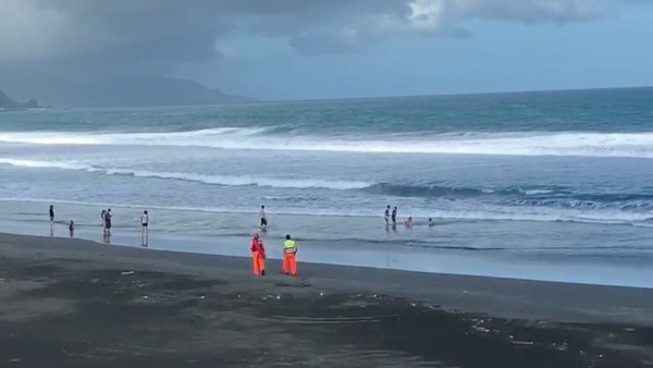 ▲▼「利奇馬」颱風來襲，第一岸巡隊在宜蘭各海邊勸導民眾以策安全。（圖／游芳男翻攝，下同）