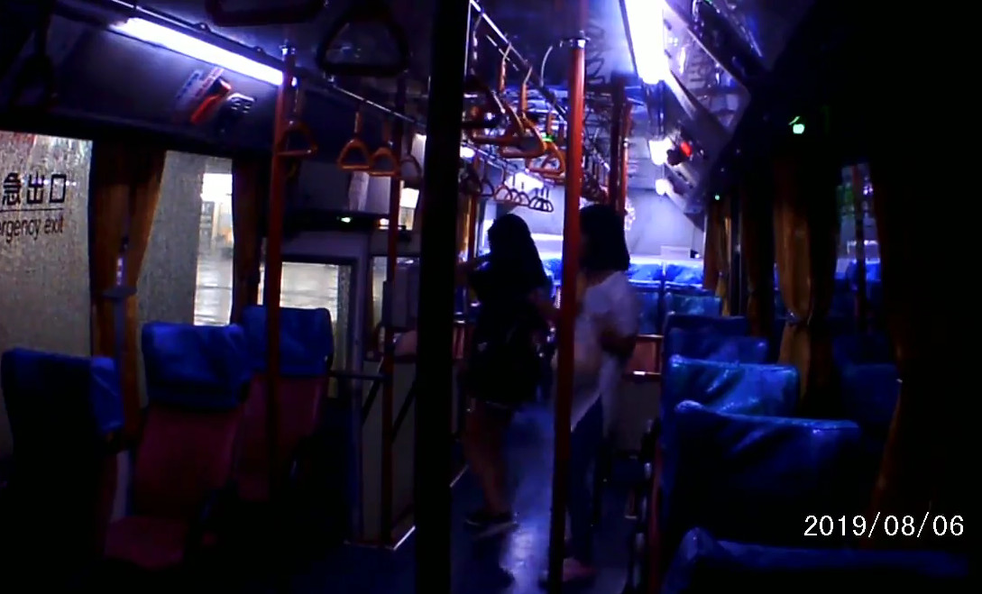 ▲▼公車開到終點站熄燈！黑暗中「冒出一顆女頭」　司機對上眼嚇壞。（圖／爆料公社）