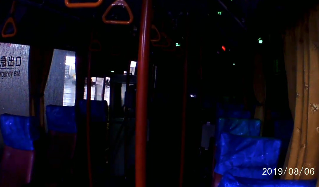 ▲▼公車開到終點站熄燈！黑暗中「冒出一顆女頭」　司機對上眼嚇壞。（圖／爆料公社）