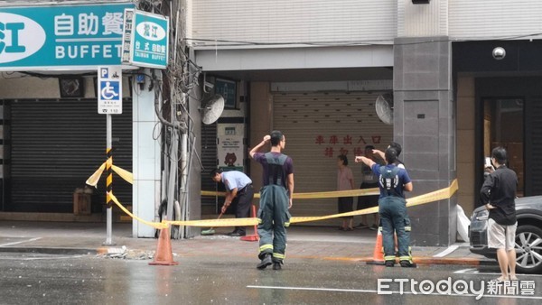 ▲▼台北市長安東路松江路口大樓，磁磚掉落。（圖／記者黃彥傑攝）