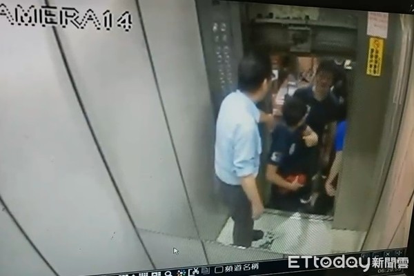 ▲▼台北市復興南路一段，民眾受困電梯。（圖／記者趙永博翻攝）