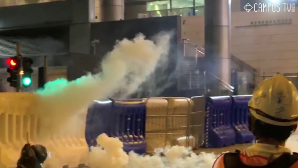 ▲▼香港反送中示威，警方用催淚彈驅趕。（圖／路透社）
