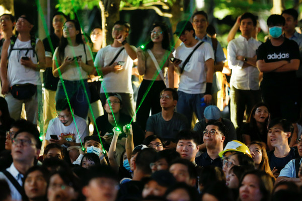 ▲▼香港反送中示威，民眾用雷射筆聲援被逮的浸大學生會會長方仲賢。（圖／路透）