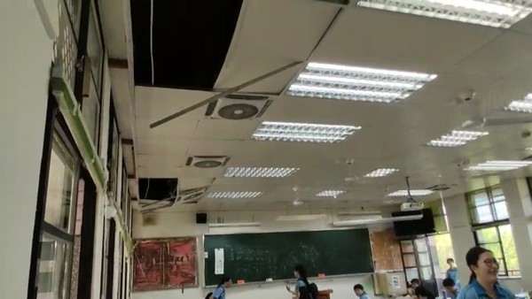 ▲▼蘭陽女中2間教室輕鋼架天花板與電扇，經不起強震掉落。（圖／游芳男翻攝，下同）