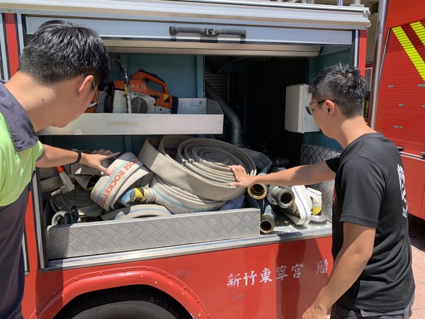 ▲新竹市消防分隊整備抽水裝備。（圖／新竹市政府提供）