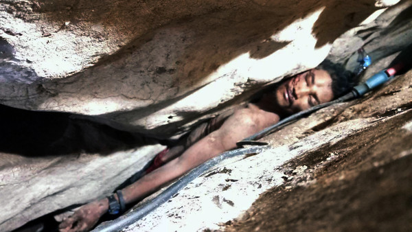 ▲▼柬埔寨男被卡在岩壁中整整4天，最後順利獲救。（圖／達志影像／美聯社）