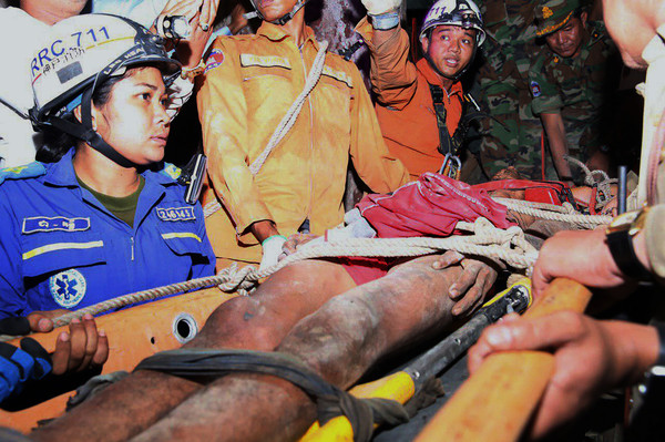 ▲▼柬埔寨男被卡在岩壁中整整4天，最後順利獲救。（圖／達志影像／美聯社）